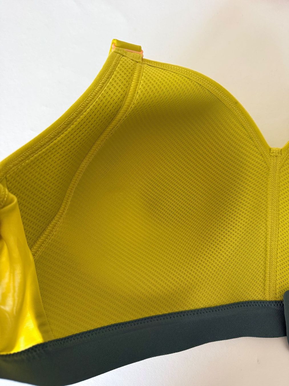 Triumph Altra biancheria intima: TRIUMPH, Sport-BH TRIACTION GRAVITY Lite, Grösse 90D – Nuovo e nell'imballaggio originale da Rudolfstetten venduto da gst_g7xl 7