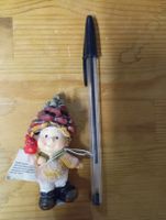 Kleine Putzi-Figur mit Zapfenhut & Vogel 🐦 