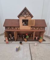 Bauernhof aus Holz mit 32 Holzfiguren