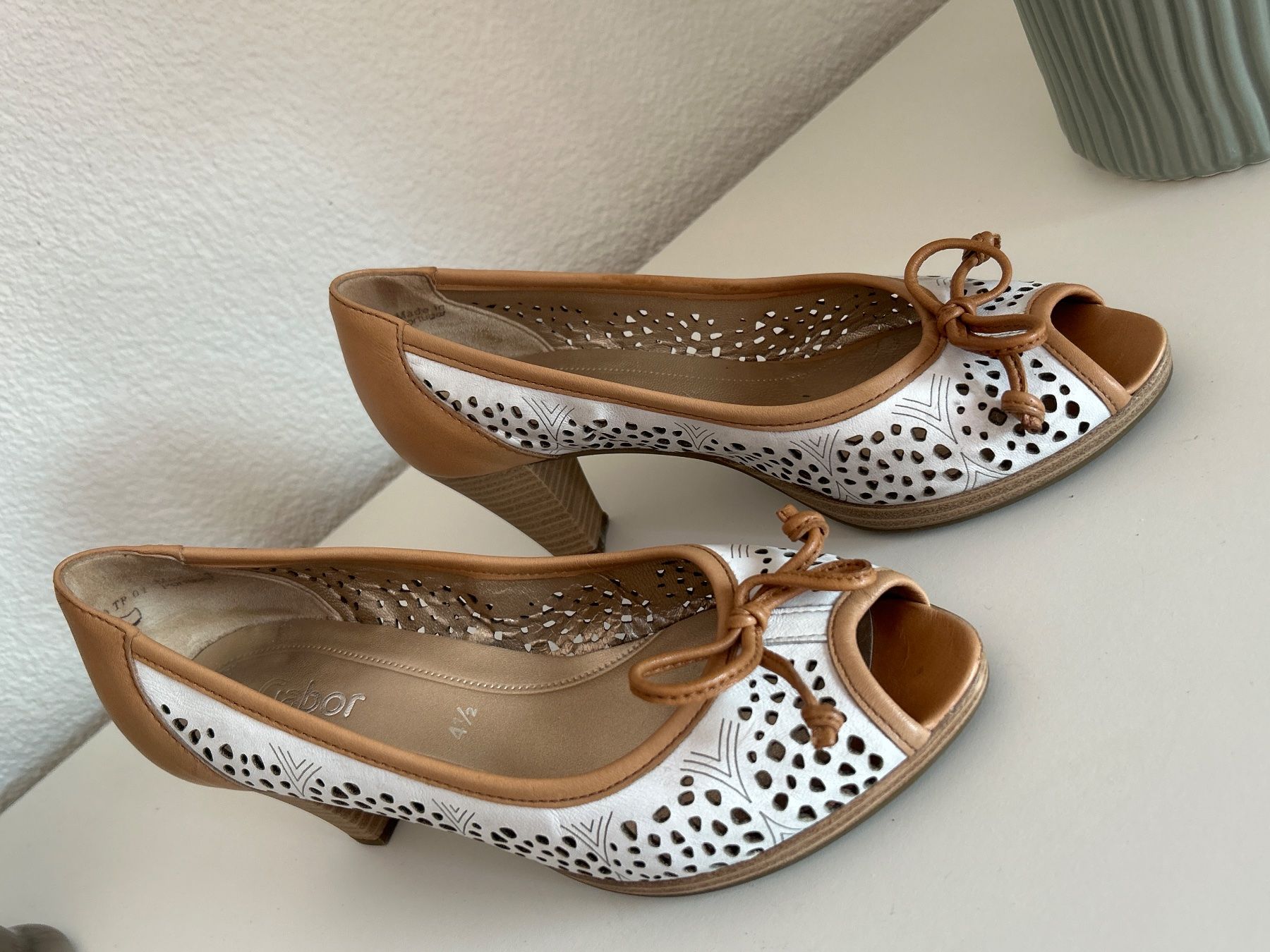 Gabor Scarpe da donna: Gabor Pumps weiss/braun echtes Leder Grösse 4 1/2 – Usato da Brunnen venduto da Nala2929