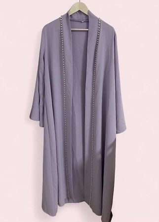 Abaya in Lila mit weissen Perlen