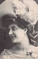 Romantik: Junge Dame mit Frisur und Hut, gelaufen 1907