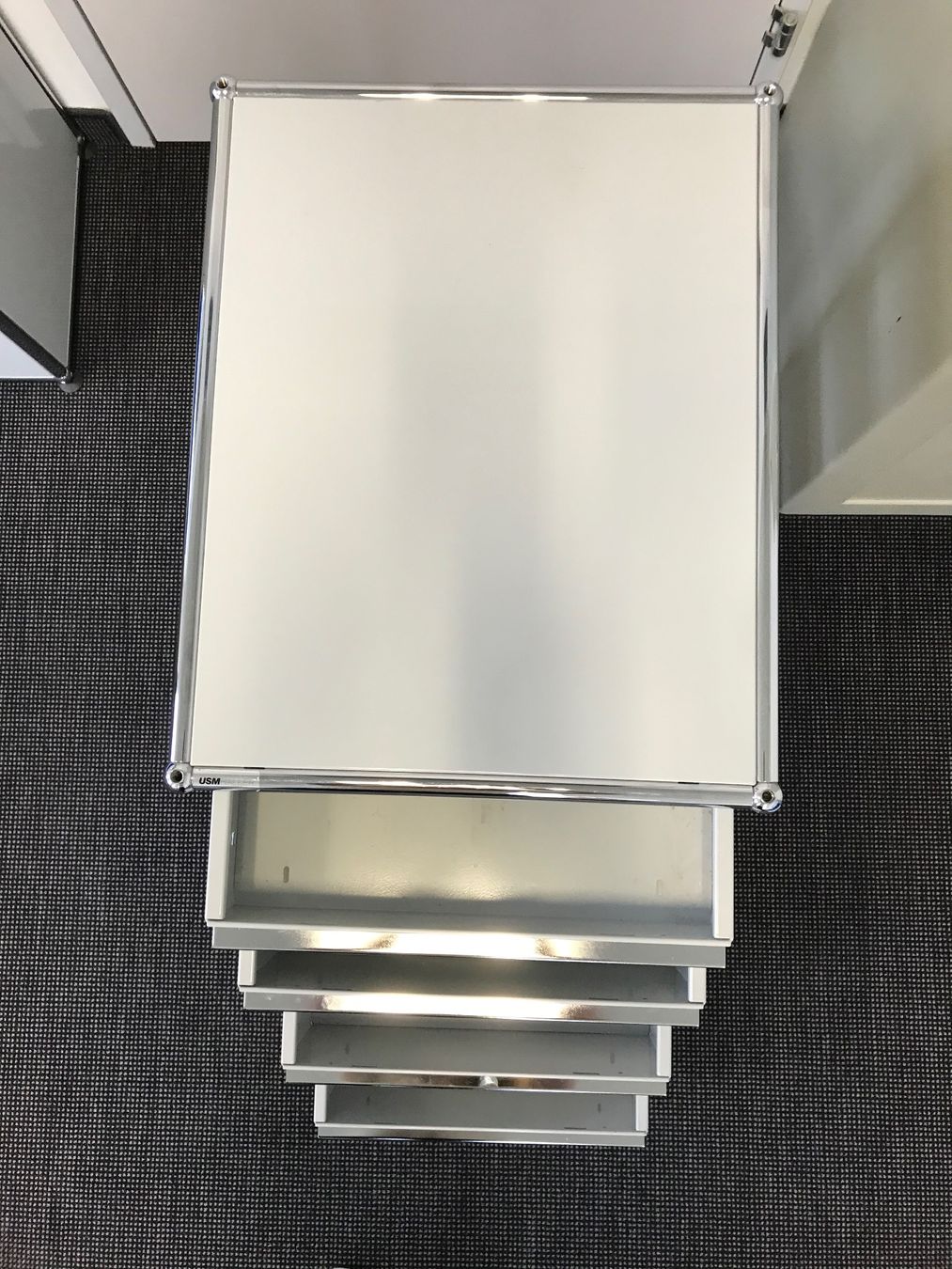 USM Banconi: USM Haller Rollcontainer Lichtgrau 4 Schubladen – Usato da Zug venduto da Cry71 5