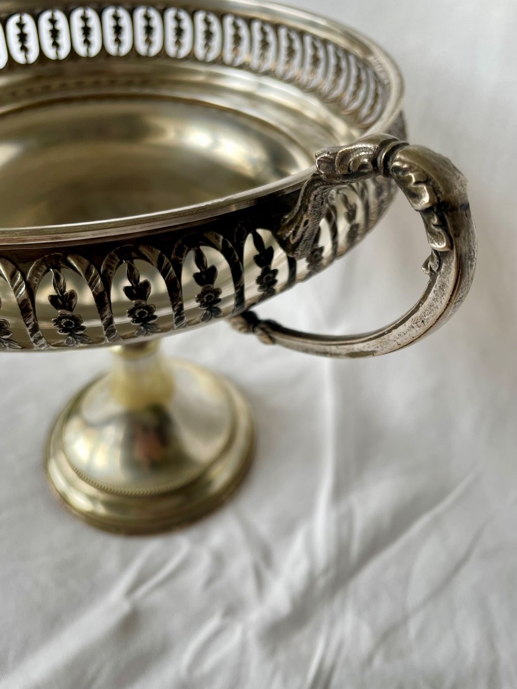 Ciotole: Coppa centrotavola in metallo argentato traforato – Usato da Seseglio venduto da GiacominiAntiques 4