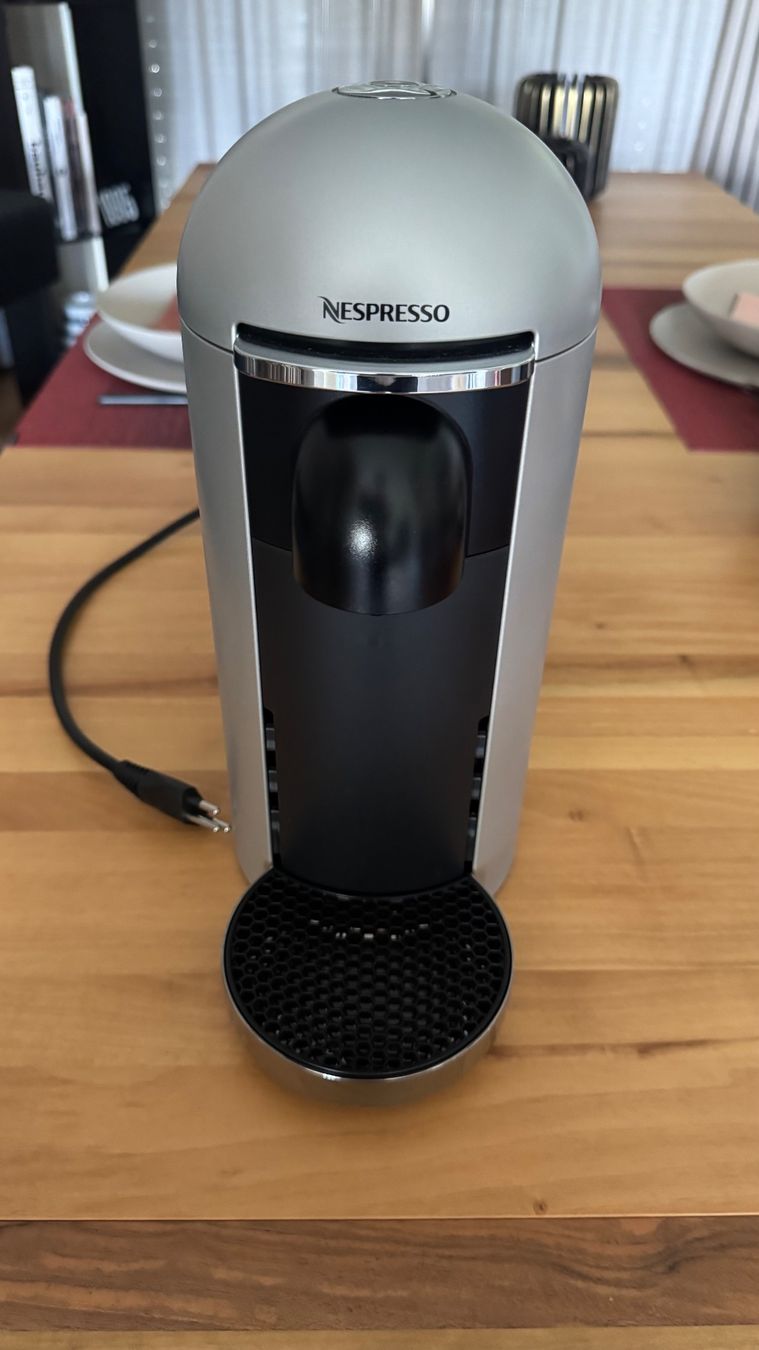 Nespresso Macchine per caffè & Macchine per espresso: Nespresso CH SUB Vertuo Plus Silber – Usato da Lohn-Ammannsegg venduto da nw74