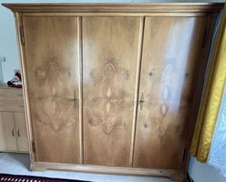 Kleiderschrank aus Massivholz mit edlem Furnierbild