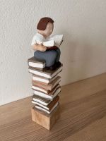Holzskulptur Der kleine Denker – Wissen als Fundament