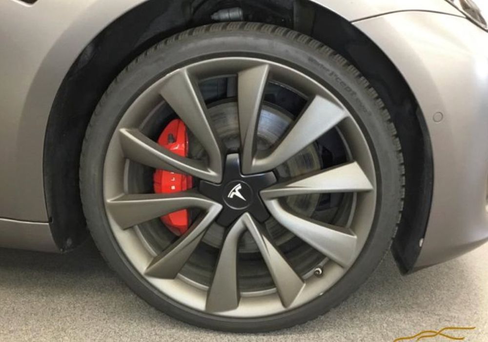Tesla Model 3 Performance, grau foliert, auf Wunsch mit AHK