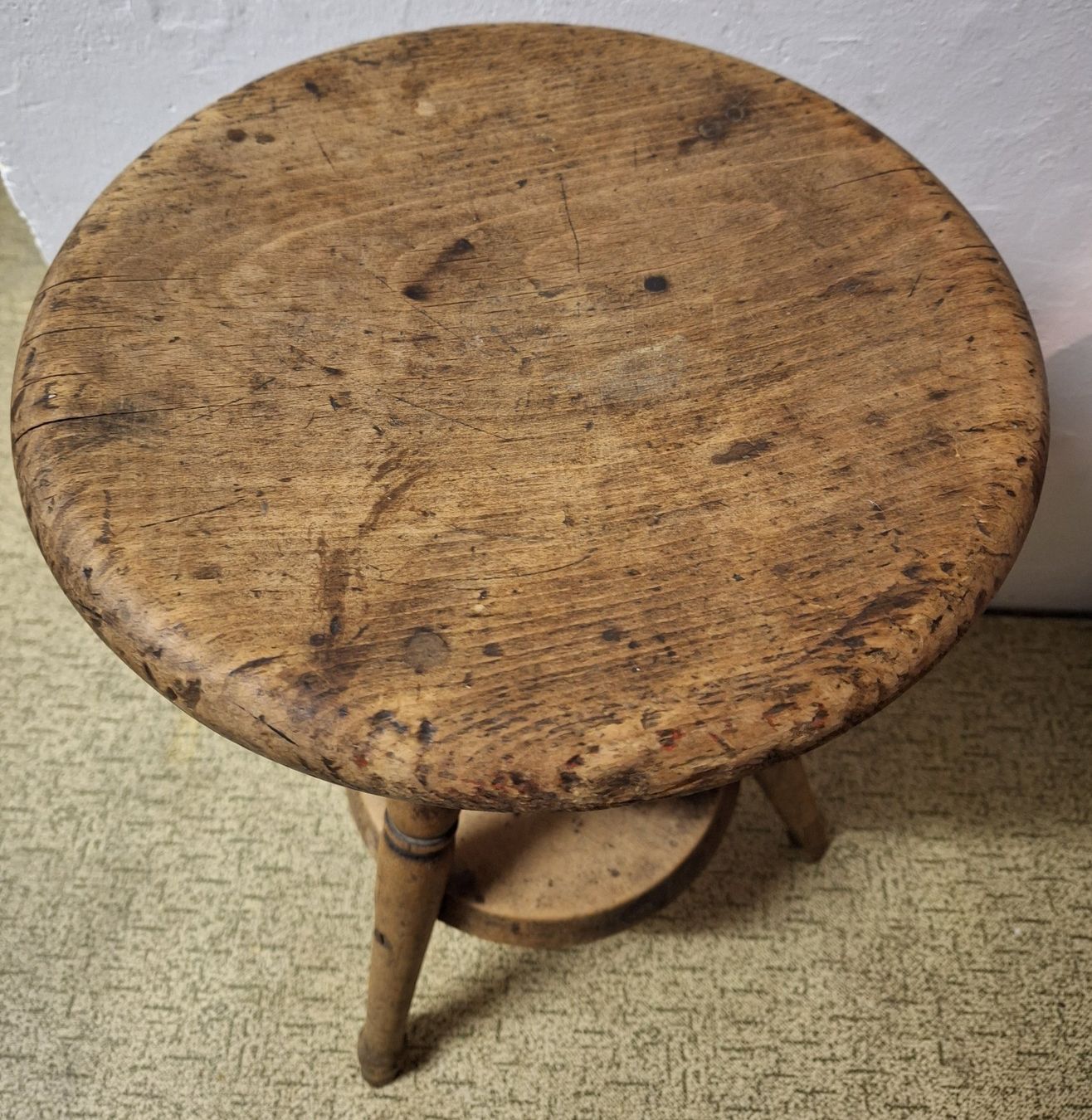 Hocker: Antiker, handgefertigter Arbeitshocker aus Holz, drehbar – Gebraucht aus Muri AG von Edlerweiss 4