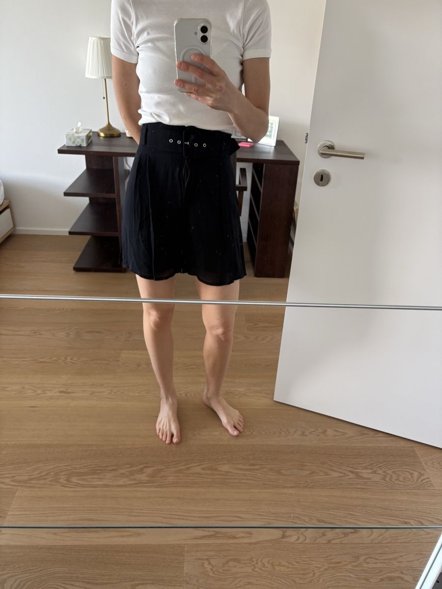 Pantaloni: Byblos black summer shorts  – Usato da St. Gallen venduto da ott_f827 5