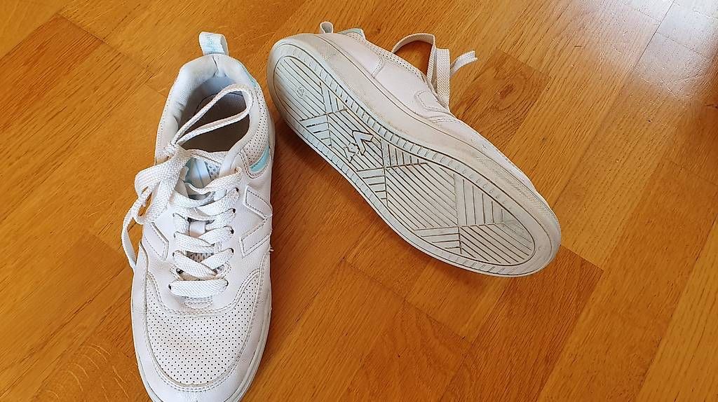 Scarpe da donna: Weisse Turnschuhe Grösse 37 – Usato da Niederwangen b. Bern venduto da thurncaro 1