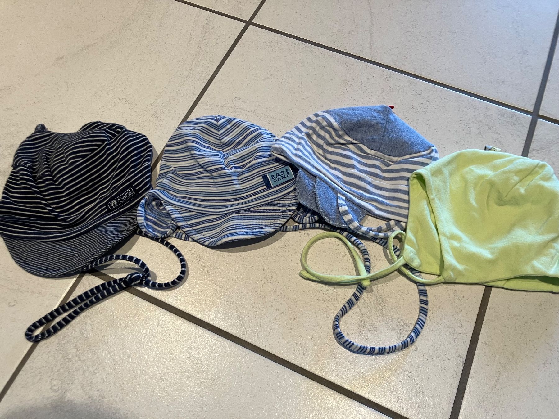 Berretti & Sciarpe: Leichte Babymützen – Usato da Chur venduto da steffeli04