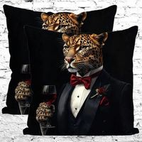 🐆 Leopard im Anzug – Stylisches Kissen für coole Sofas 🍷