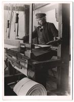 Fotografie Weber bei der Arbeit am Webst