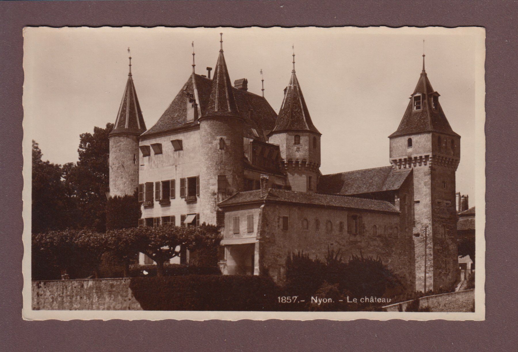 Cartoline postali: NYON - Le Château – Usato da Pully venduto da nicecards