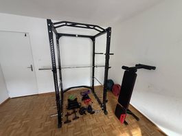 Home Gym mit Gewichten und viel Zubehör