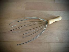 Kopfmassagegerät mit Holzgriff