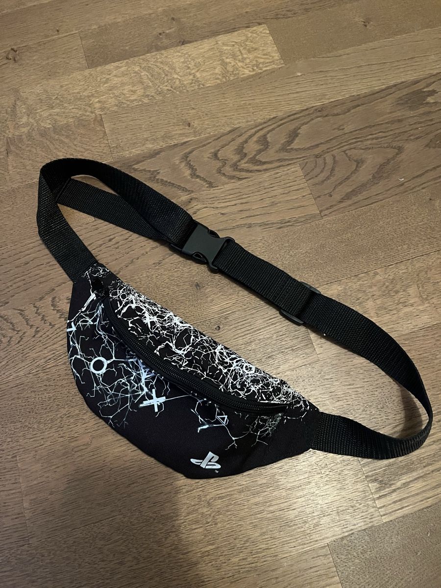 H&M Borse: Coole Playstation Bauchtasche schwarz weiss – Usato da Luzern venduto da Boudin03