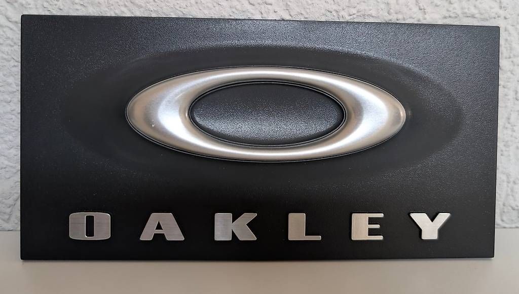 Insegne: Oakley Logo Display – Usato da Ueberstorf venduto da Grosscom