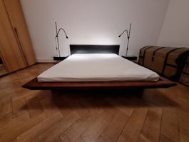 Modernes Doppelbett mit Nachttischchen ohne  Lampen 160x200