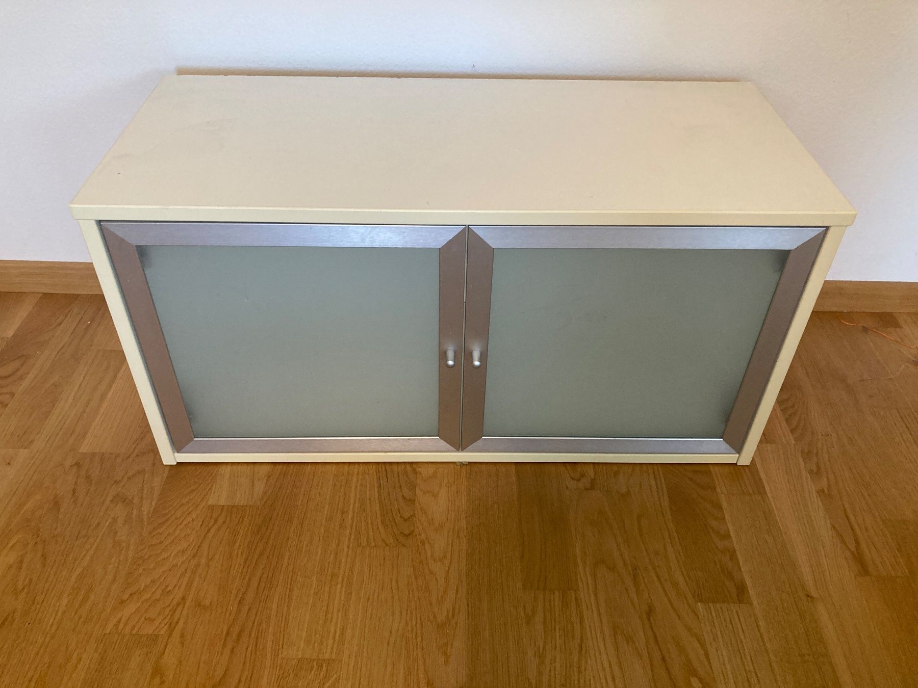 Kommoden: Kleines Buffet/Schrank mit 2 Türen, hellgelb, modern – Gebraucht aus Luzern von Mauseli4