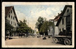 AK Müllheim, Straßenpartie mit Kirche und Pferdekutschen