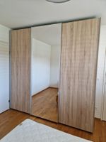 Grosser Kleiderschrank mit 3 Schiebetüren und Spiegel