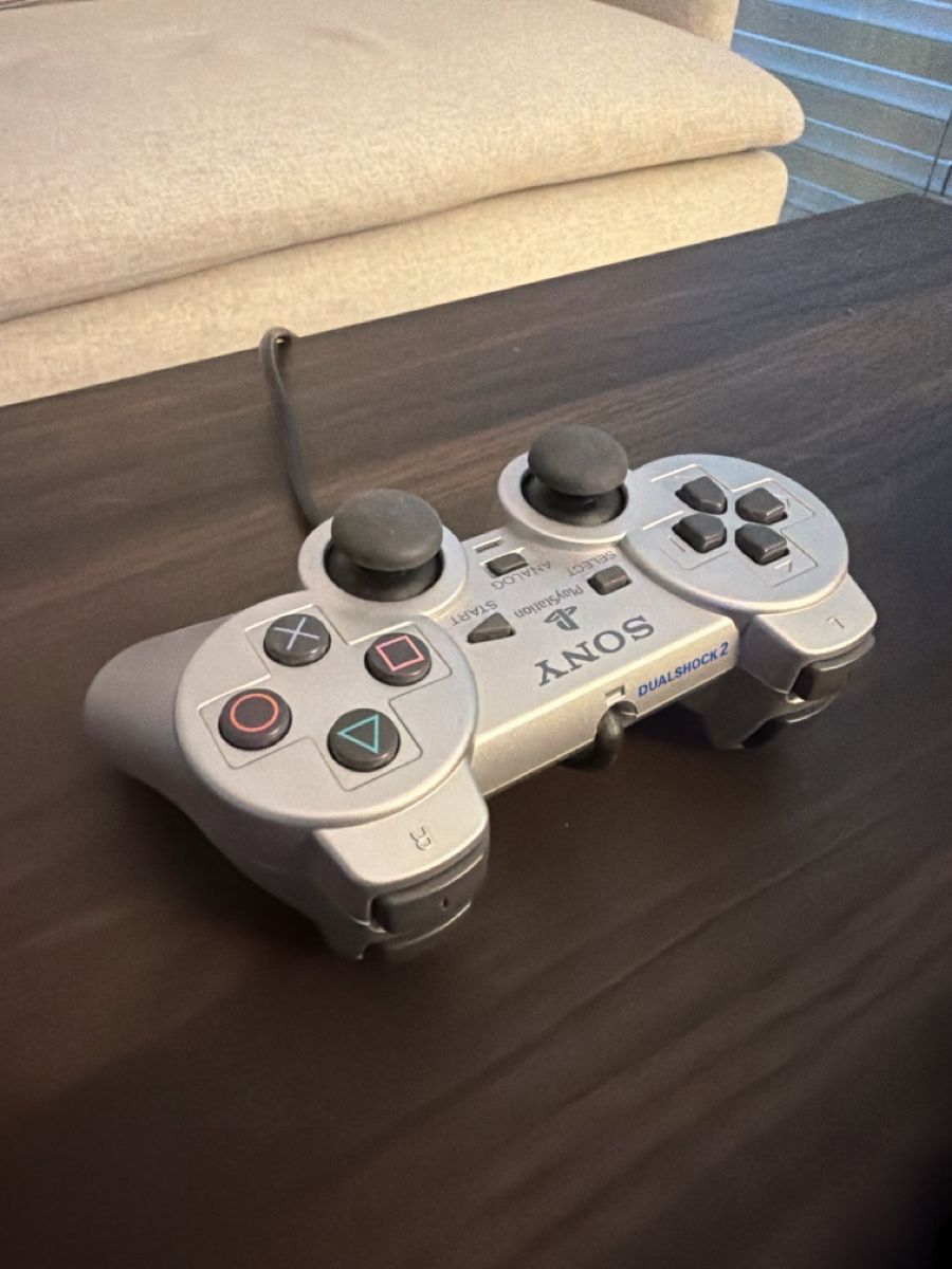 Sony Console: Playstation 2 SCPH-50004 silver console with controller – Usato da Zug venduto da fre_w72x 6