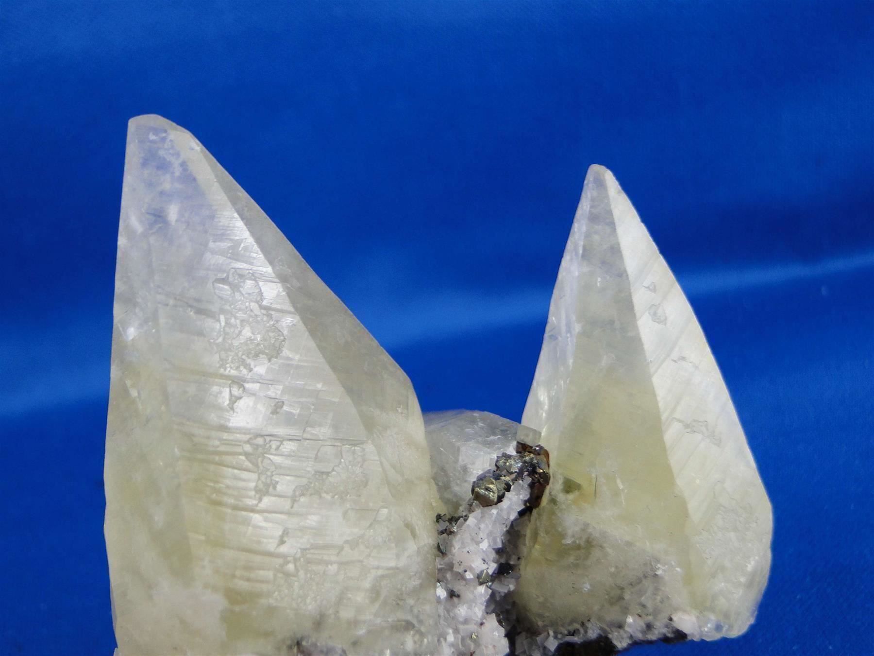 Minerali & Pietre curative: Calcit mit Chalkopyrit und Dolomit – Usato da Schinznach Bad venduto da Demerald 3