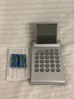 Tischrechner mit Uhr und Alarm silber