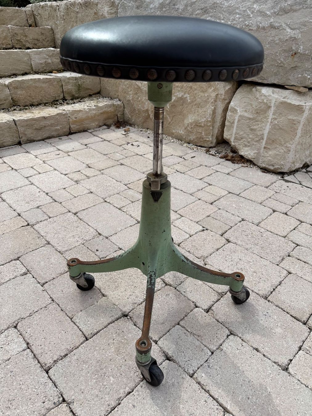 Hocker: Antiker Industriehocker – Gebraucht aus Zwingen von moje1 4