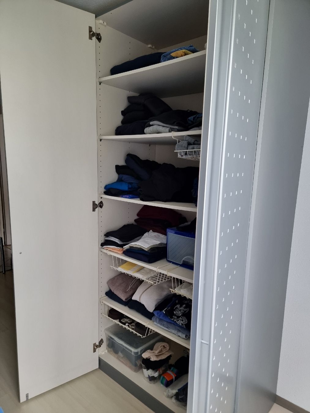 Armadi: Schlafzimmer Kleiderschrank grau/silber – Usato da Glarus venduto da azul434 2