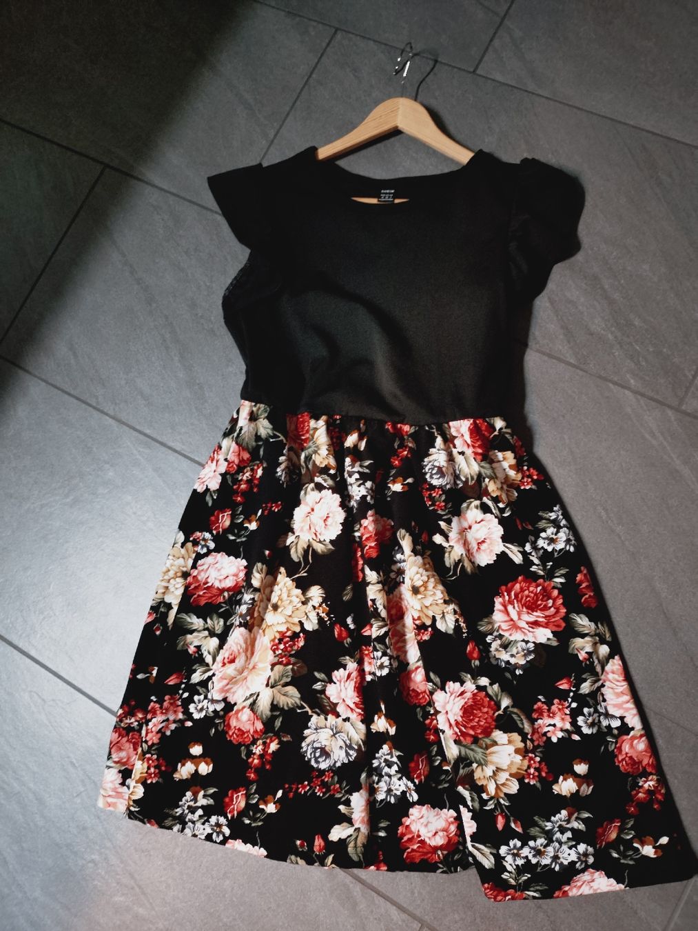 Vestiti: Kleid mit Blumenmuster schwarz Grösse 38 Neu – Nuovo (secondo la descrizione) da Steinmaur venduto da Cinderella309