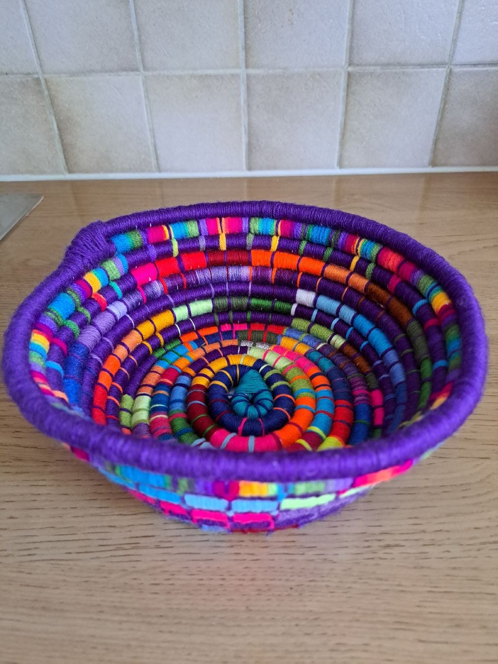 Altro per la casa: Bunte handgemachte attraktive Korb Schale, Neu – Nuovo (secondo la descrizione) da Zuerich venduto da Mocambo19 3