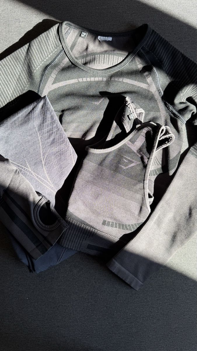 Gymshark Lotti di vestiti: Gymshark Flex Set (3) – Usato da Zürich venduto da sel_9kd