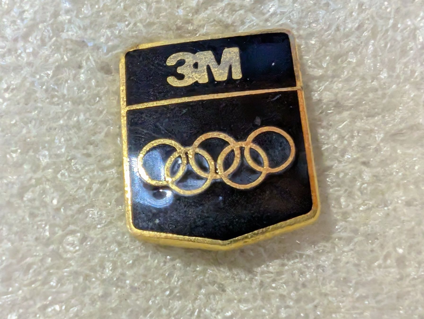 Placchette & Badge: Ansteckpin 18: 3M x Olympia – Usato da Oppligen venduto da Pin-Fall-Shop