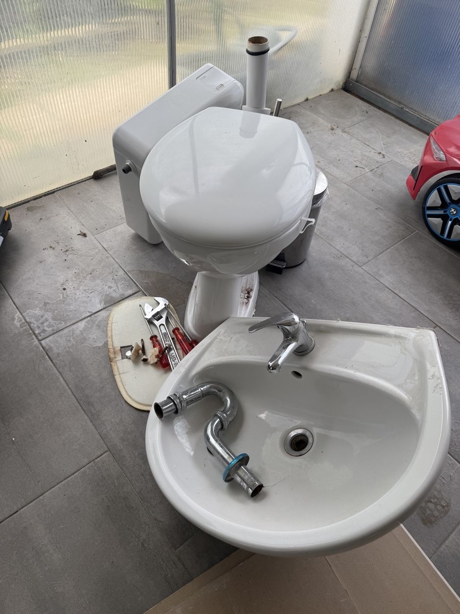 WC: Gebrauchte Toilette  inkl. Lawabo u. Spühkasten  – Gebraucht aus Stein AG von DI-ON-AR95 2