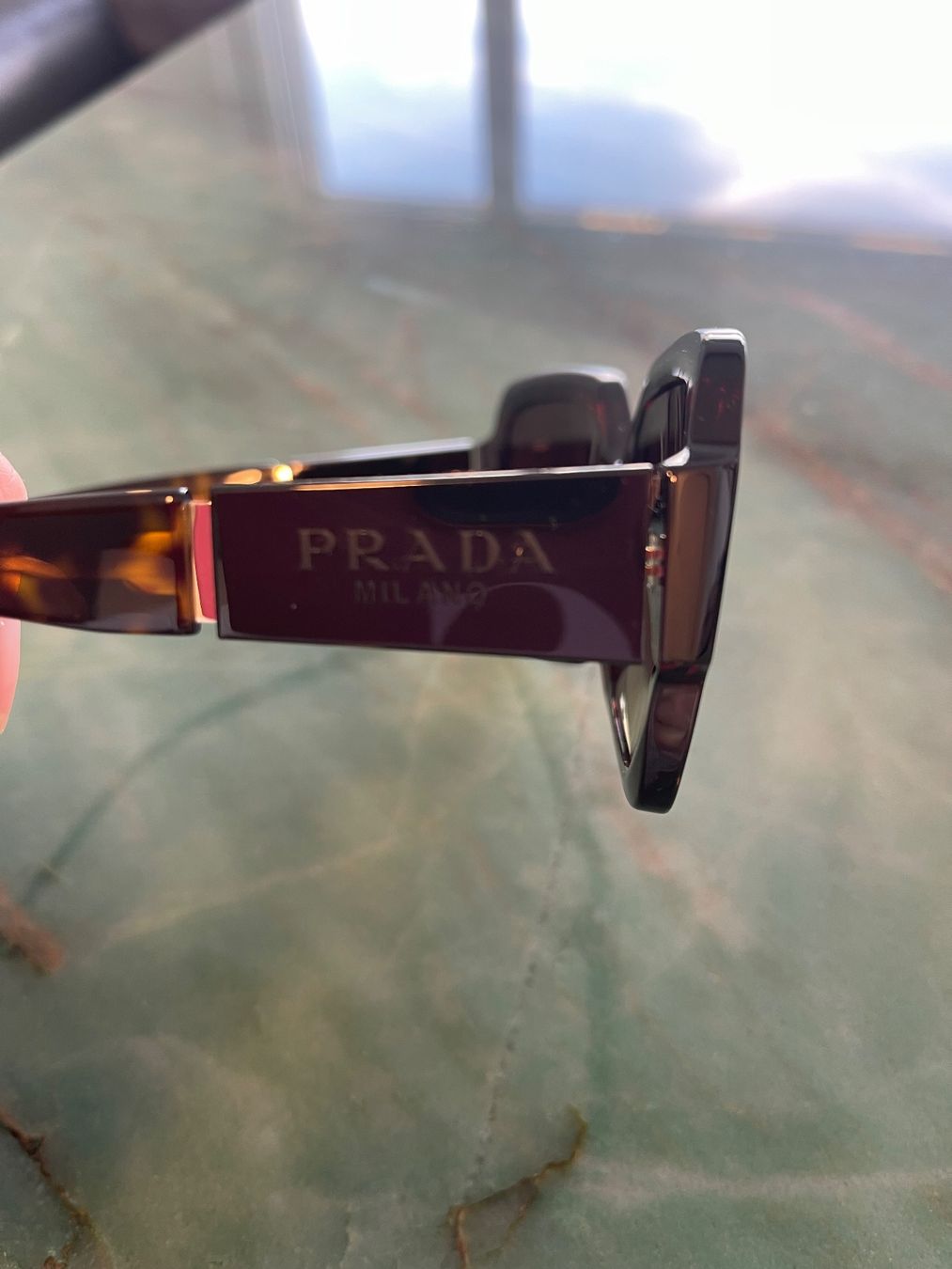 Prada Brillen & Gläser: Klassische Damen Sonnenbrille von Prada – Gebraucht aus Zizers von sarah_1987 6