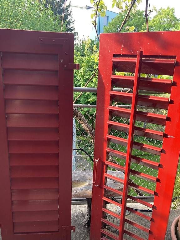Fensterläden: Rote Fensterläden – Gebraucht aus Emmen von Molinero-yoho
