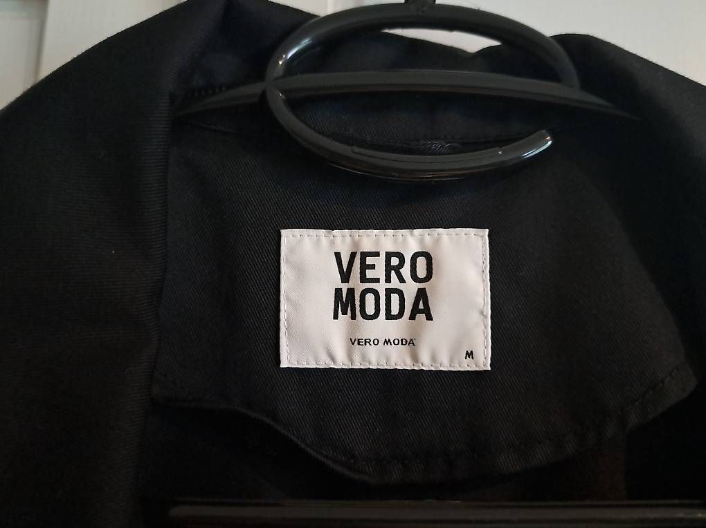 Vero Moda Giacche: Leichte schwarze Stoffjacke in Grösse M – Usato da Schmerikon venduto da Nicole0120 2