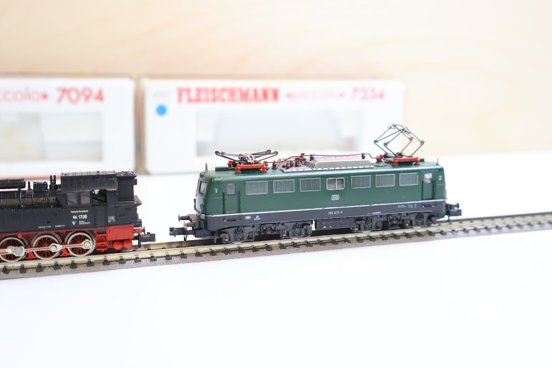 Fleischmann Modellini di ferrovie: Fleischmann Doppelpack Dampflok 7094 & grosse E-Lok 7334 - N – Usato da Winterthur venduto da Monstera 5