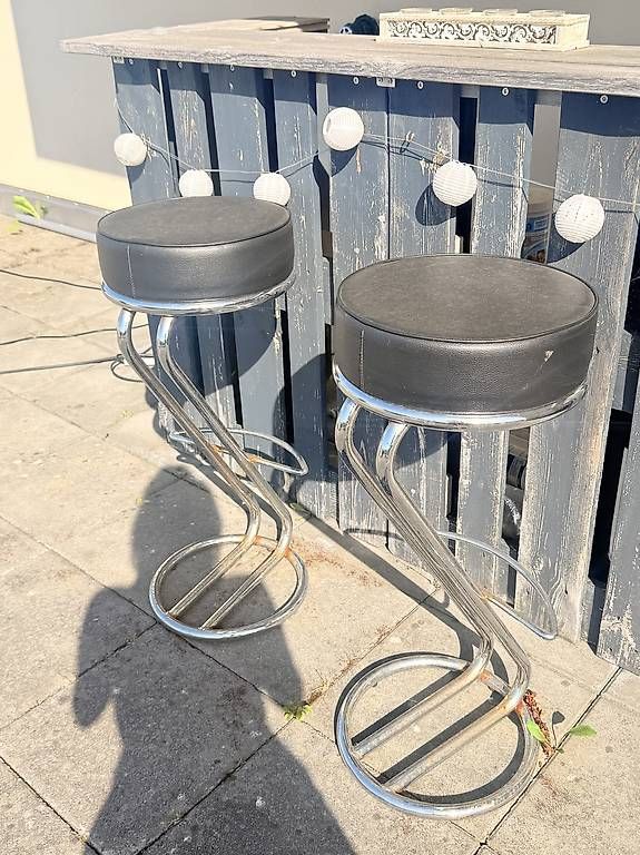 Ladenausstattungen & Messebau: Bar mit 2 Stühlen – Gebraucht aus Wil SG von unikat 3
