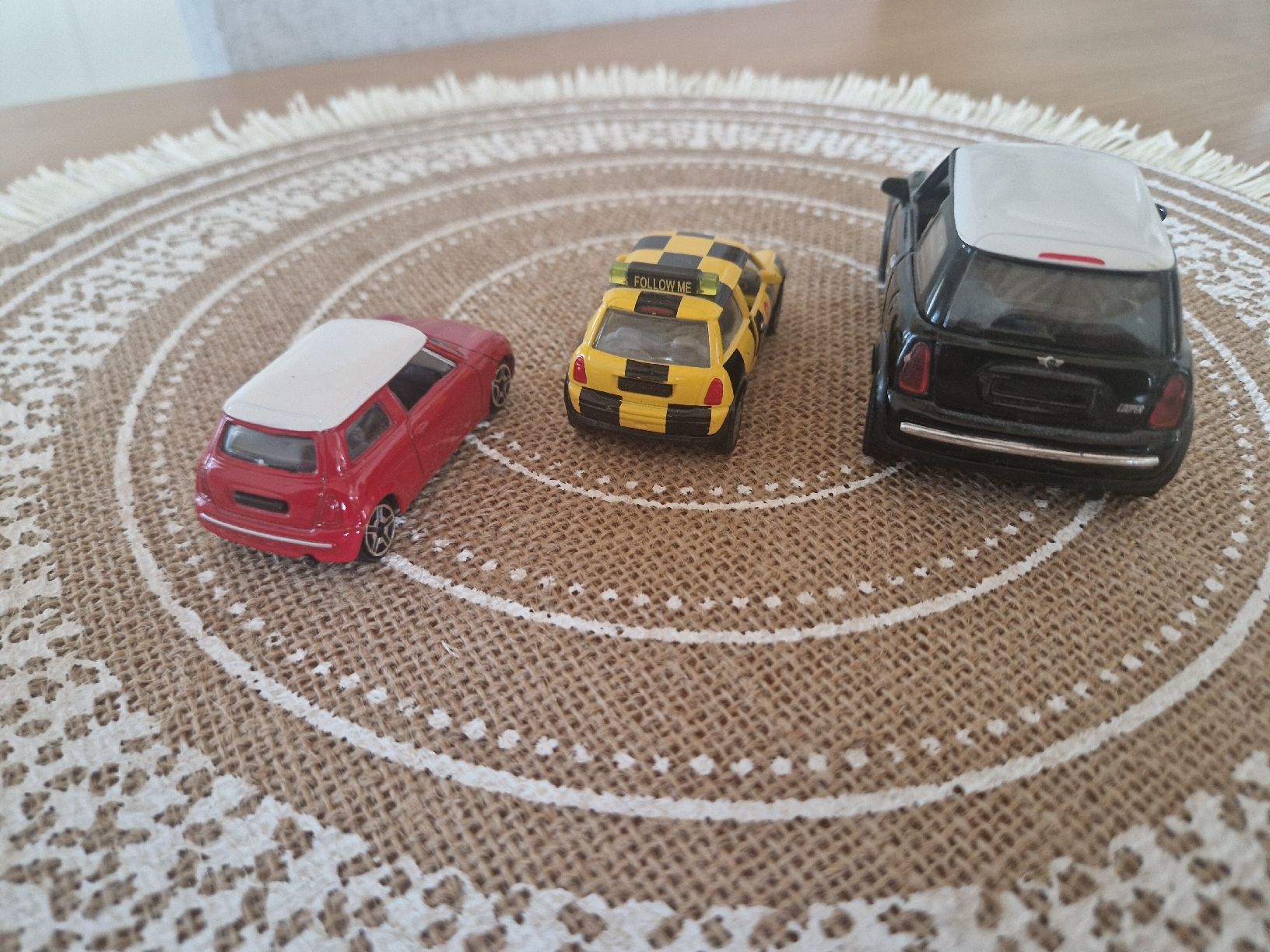 Cooper Modellautos: 3 Mini Cooper Modellautos - Rot, Schwarz, Gelb-Schwarz – Gebraucht aus Meggen von GoncallvesTiago21 4