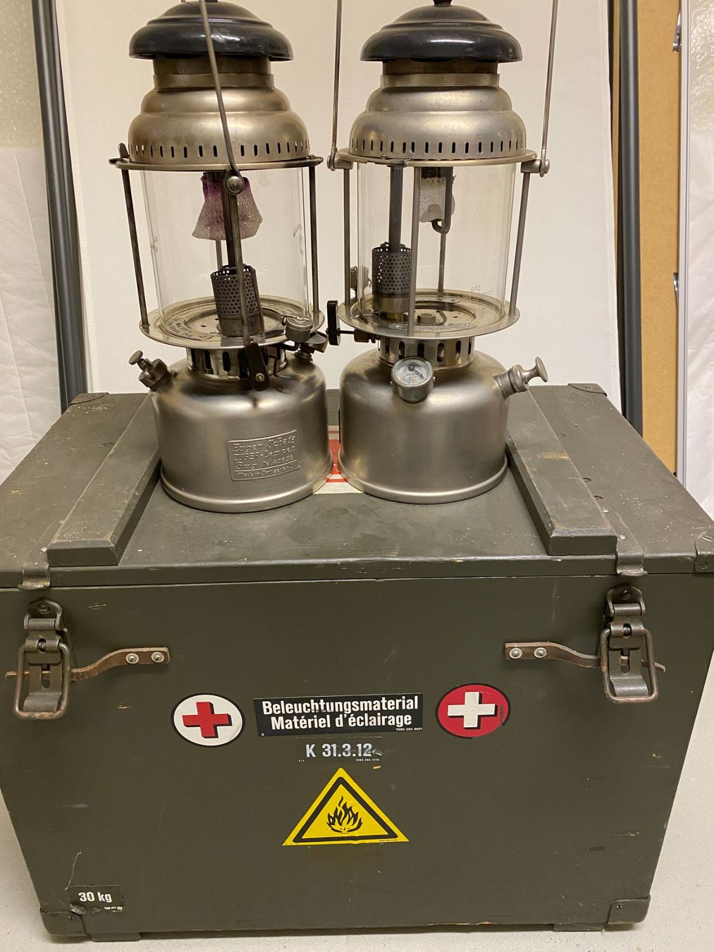 Armée suisse Lampes: Beleuchtungsmaterial K 31.3.12 der Schweizer Armee – Neuf avec emballage d'origine à Lyss par rit_2q7f 1