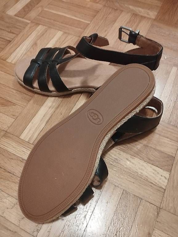 Ugg Scarpe da donna: UGG | Sandalen | Sommerschuhe | Gr. 36 – Usato da Luzern venduto da Llarry 1