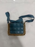 Schicke Handtasche in Petrol mit Goldkette, neuwertig, top!