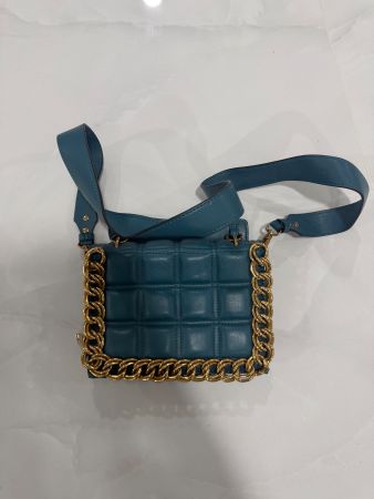 Schicke Handtasche in Petrol mit Goldkette, neuwertig, top!