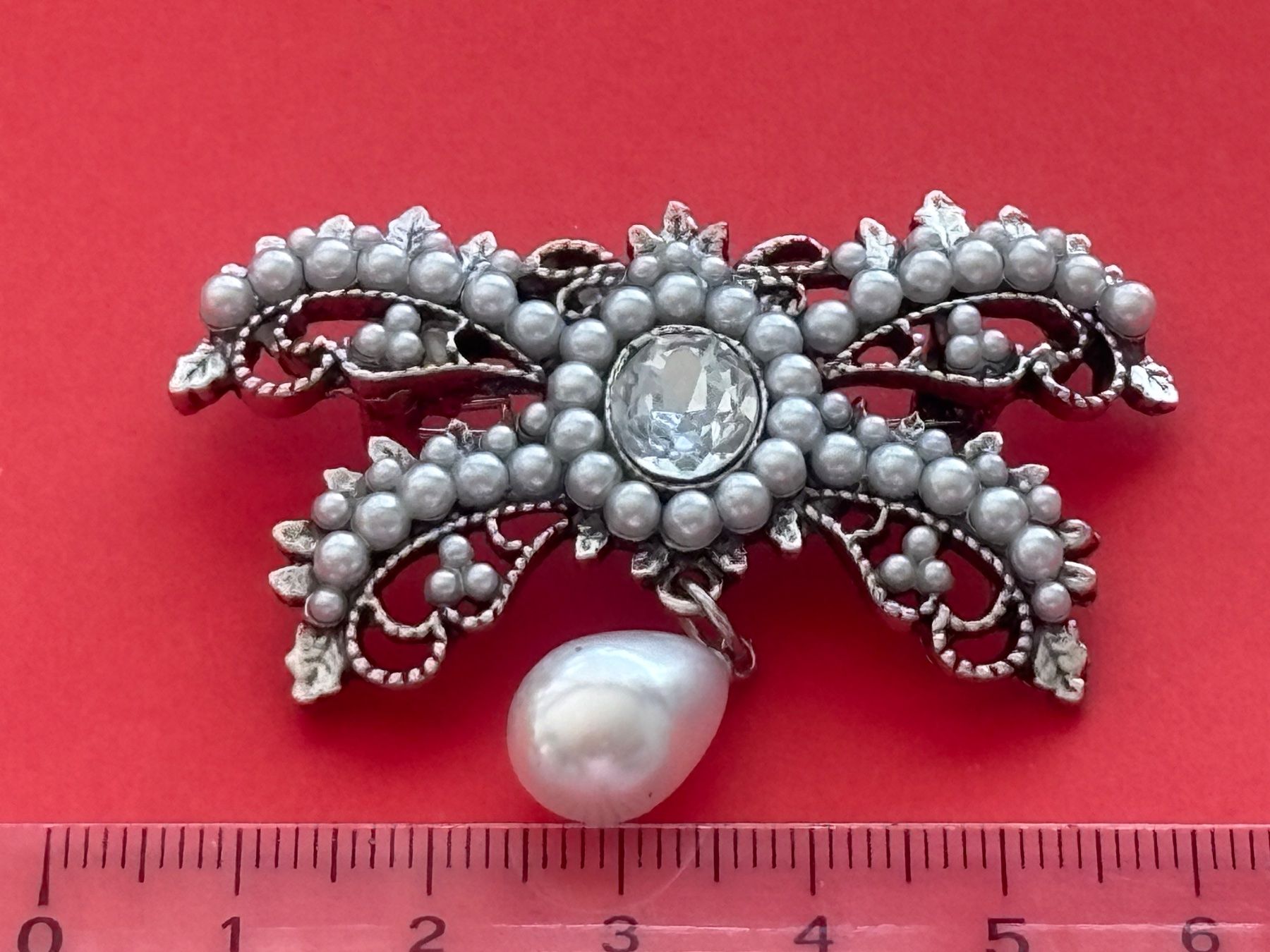 Broschen & Nadeln: Luxus Elegante  Brosche mit Kunstperlen Farbe: Silber – Neu (gemäss Beschreibung) aus Biel-Bienne von Roserosse13 1