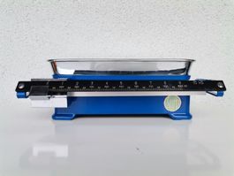 Hübsche Waage blau mit Chromstahlschale