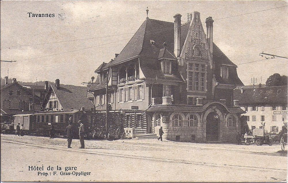 Personnage De Livreur Cartoon Jeune Homme Avec Boîte En Carton